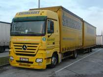 MB Actros 1832 MP2 Tandem-Hngerzug von  Smidbersky  aus Tschechien auf der Rastanlage Leipheim an der A8, 18.03.2012