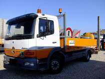 ATEGO-1223 hat am Wuppinger-Pritschenaufbau eine Ladung Verkehrsschilder geladen; 111022