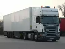 Scania R480 mit K�hlauflieger am Morgen des 18.03.2012 auf dem Rasthof G�nzburg