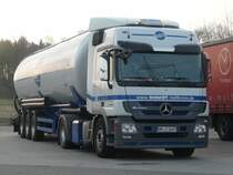 MB Actros 1844 MP3 mit Siloauflieger der Spedition Schmidt auf dem Rasthof G�nzburg, 18.03.2012