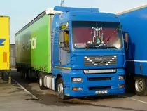 MAN TGA 410 XXL mit Planenauflieger von  navanor  aus Rum�nien abgestellt in einem Indusitriegebiet in Herbrechtingen, 18.03.2012