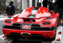 Schwedischer Supersportler: Koenigsegg Agera R wird in den Transporter gefahren. (N�rburgring, 5.4.12)