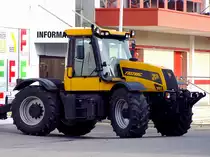 JCB-3185 schiebt R�ckw�rts in eine Halle;120331