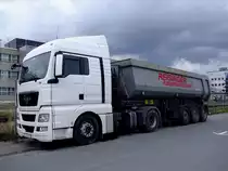 MAN TGX18.440 mit Mulden-Kippsattelauflieger; 120408