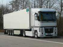 Renault Magnum 480 mit K�hlauflieger aus Italien auf dem Rasthof Ellwanger Berge an der A7, 18.03.2012