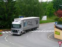 ACTROS mit einem Auflieger der Flugzeugteilzulieferfirma FACC; 080523