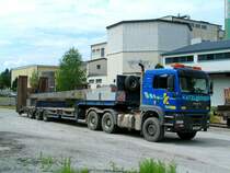 MAN(TGA33.480)wurde gerade mit ausgemusterten Betonoberleitungsmasten beladen; 080523