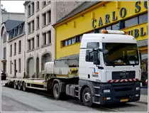 MAN TGA 18.440 der Firma Rabotech mit Spezialauflieger abgestellt in einer Nebenstrasse.  11.04.2012