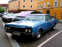 Oldsmobile; ein wahrer  Straenkreuzer  steht vor einem Lokal in Ried i.I.; 080523