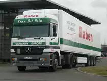 MB Actros MP1 1840 von  Raben  steht nach erledigtem Service vor einer Mercedes-Werkstatt zur Abholung bereit. Crailsheim, 18.03.2012