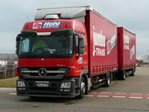 MB Actros MP3 1836 H�ngerzug der Spedition Hohl steht nach erledigtem Service vor einer Mercedes-Werkstatt zur Abholung bereit. Crailsheim, 18.03.2012