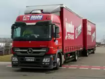 MB Actros MP3 1836 H�ngerzug der Spedition Hohl steht nach erledigtem Service vor einer Mercedes-Werkstatt zur Abholung bereit. Crailsheim, 18.03.2012