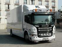 Scania P mit Kastenaufbau  Kelsa  aus Gro�britannien abgestellt auf einem Parkplatz in V�sendorf/�sterreich, 24.03.2012