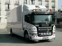 Scania P mit Kastenaufbau  Kelsa  aus Gro�britannien abgestellt auf einem Parkplatz in V�sendorf/�sterreich, 24.03.2012