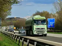 Volvo FH mit Kesselauflieger am 11.04.2012 auf der A4 zwischen Aachen Zentrum und Laurensberg, der letzten Abfahrt vor der Grenze zu den Niederlanden.
