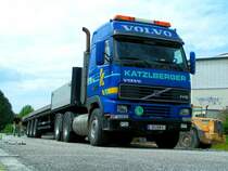 VOLVO FH16 steht zur Beladung von ausgemusterten Betonoberleitungsmasten am Bhf. RIED i.I. bereit; 080523
