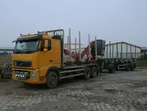 Dieser VOLVO-H�ngerzug brachte Holz zur Verladung,am 12.April 2012,zum Bahnhof in Bergen/R�gen.