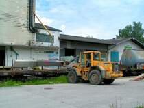 VOLVO L90D beim Entladen von ausgemusterten Betonoberleitungsmasten am Bhf. RIED i.I.; 080523