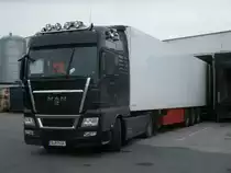 Noch am Sp�tennachmittag,vom 13.April 2012,wurde dieser Berliner MAN-Sattelzug an einem Supermarkt in Bergen/R�gen entladen.