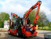  BERKY  ein  Universalfahrzeug  mit angebautem Mhwerk; welches sowohl auf Schienen aber auch auf der Strae fahren kann;080523