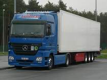 MB Actros MP2 mit K�hlauflieger der Spedition H�tter pausiert auf der Rastanlage Kammersteiner Land, 05.04.2012 