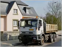 IVECO Euro Trakker Kipper auf dem Weg eine neue Fuhre abzuholen, gesehen am 13.04.2012. 