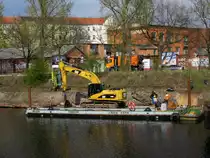 Cat 320D L von Bunte in Papenburg ist an den Arbeiten zur neuen RoRo-Anlage am Berliner Charlottenburger Verbindungskanal beteiligt. 10.04.2012