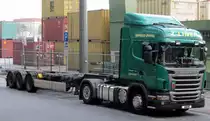 Scania R 420 Sattelzugmaschine mit leerem Container-Chassis im Berliner Westhafen 