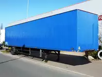 blauer Koffersattelauflieger mit einer Achse gesehen in Herne 25.03.2012