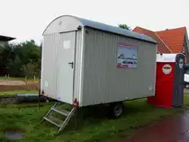 Bauwagen grau im Regen abgestellt in Sch�nhagen 08/09/2011

