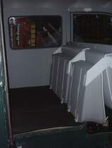 die zweite Sitzreihe ist komplett nach vorn geklappt , um den Laderaum zu vergrern .