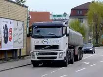 VOLVO FH 400 von Fuchsluger transportierte im mitgef�hrten Sattelauflieger Milch; 120414