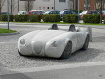 Nachbildung eines Oldtimer aus Stein auf dem Bahnhofsplatz in Flelen am 09.04.2012