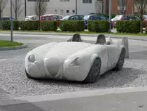 Nachbildung eines Oldtimer aus Stein auf dem Bahnhofsplatz in Fl�elen am 09.04.2012