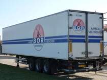 Koffersattellauflieger mit Hebebhne BOR Transporte NL 
abgestellt in HERNE 25.03.2012