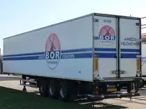 Koffersattellauflieger mit Hebeb�hne BOR Transporte NL 
abgestellt in HERNE 25.03.2012