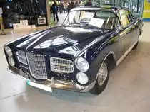 Facel Vega Excellence ex 1. 1958 - 1961. Von dieser Luxuslimousine ohne B-S�ule wurden bei FACEL in Dreux 145 Einheiten produziert. Der V8-Motor mit 6.2l Hubraum leistet 335 PS. Die H�chstgeschwindigkeit soll 220 km/h betragen. Das abgelichtete Fahrzeug soll einen franz�sischen Gro�industriellen als Vorbesitzer haben. Classic Remise D�sseldorf am 15.04.2012.