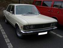 Fiat 130 Limousine. 1969 - 1976. Von dieser Oberklasselimousine produzierte Fiat ca. 15.000 Einheiten. Die Motorisierung besorgte ein V6-motor mit anfnglich 2.9l Hubraum und 140 PS. Ab 1971 kam ein auf 3.238 cm vergrerter Motor mit 165 PS zum Einsatz. In Deutschland verkaufte sich dieses Modell kaum. Besucherparkplatz der Classic Remise Dsseldorf am 15.04.2012.