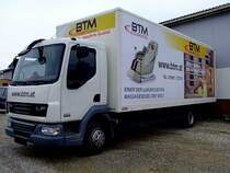 DAF LF45.220 transportiert Massagesesseln u. Infrarotkabinen zu den Kunden; 120414