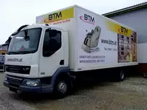 DAF LF45.220 transportiert Massagesesseln u. Infrarotkabinen zu den Kunden; 120414