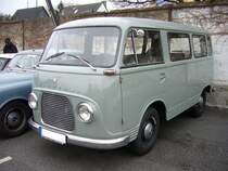 Ford Taunus Transit Kombi. 1961 - 1965. Als Ford FK 1000 war dieses Transportermodell bereits 1953 auf den Markt gekommen. Konstruiert hatte ihn Dr. Haesner, der auch bei VW fr die T1 Konstruktion verantwortlich war. Fr die Motorisierung standen die 1.2l und 1.5l Motoren der Taunus Modelle zur Verfgung. Besucher Parkplatz der Classic Remise Dsseldorf am 15.04.2012.