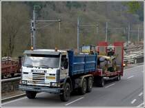 Scania 113H Kipper mit einer Baumachine auf seinem Hnger aufgenommen am 14.04.2012.