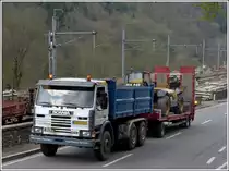 Scania 113H Kipper mit einer Baumachine auf seinem H�nger aufgenommen am 14.04.2012.