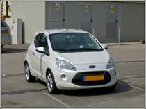 Ford Ka in Cashmere Weiss Met. steht einsam auf einem grossen Parplatz am 14.04.2012.