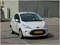 Ford Ka in Cashmere Weiss Met. steht einsam auf einem grossen Parplatz am 14.04.2012.