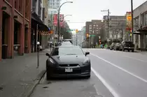 Am 02.03.2012 steht dieser Nissan GTR in den Stra�en Vancouvers.
Im Hintergrund sieht man die ersten Anzeichen Chinatowns und man sieht recht deutlich, dass die Amerikaner nicht den gr��ten Wert darauf legen, Masten gerade aufzustellen ;)