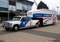 Chevrolet Pickup mit Auflieger-Anhnger des FC Hansa Rostock fr den Fanartikel-Verkauf, vor der DKB-Arena am 13.4.2012, Ansicht links