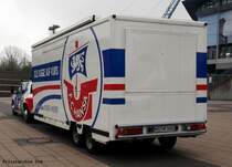 Chevrolet Pickup mit Auflieger-Anhnger des FC Hansa Rostock fr den Fanartikel-Verkauf, vor der DKB-Arena am 13.4.2012, Heckansicht