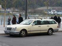 Mercedes Benz E Klasse W210 T-Modell als Taxi am Rhein in Koblenz 08.04.2012