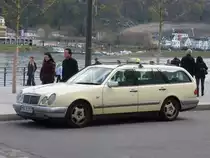 Mercedes Benz E Klasse W210 T-Modell als Taxi am Rhein in Koblenz 08.04.2012